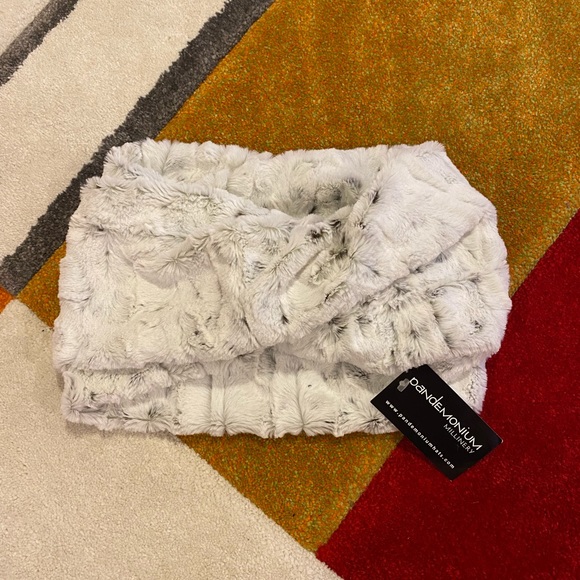 Accessories - NWT | faux fur scarf